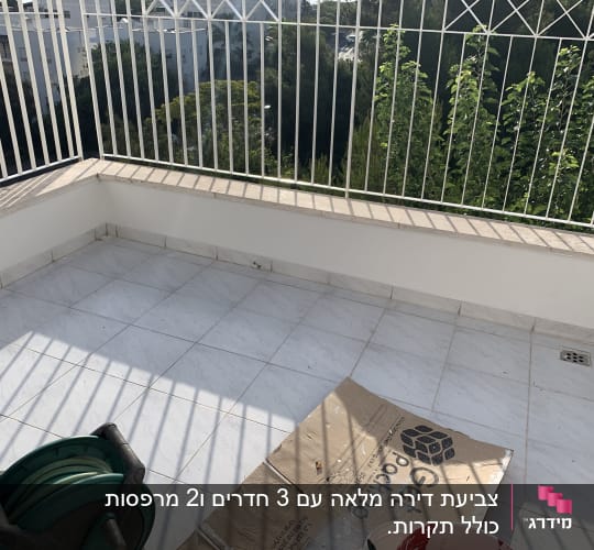 דלי צבע על רצפת מרפסת עם קרטון